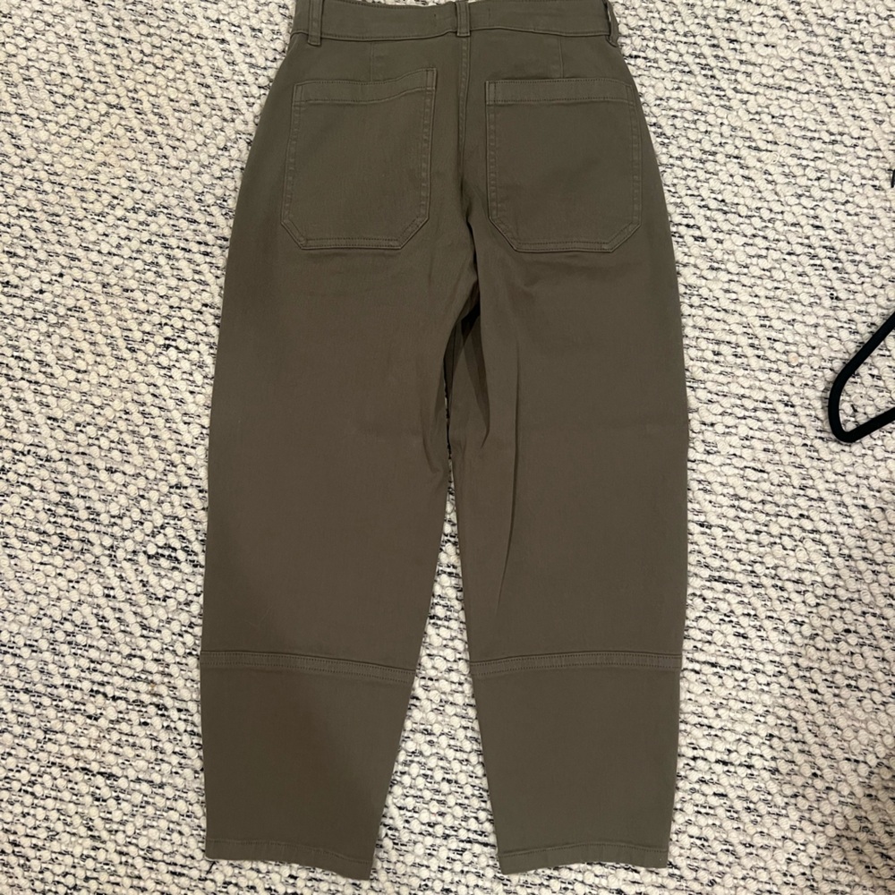 Everlane Utility Barrel Leg Pant. perfect condition.